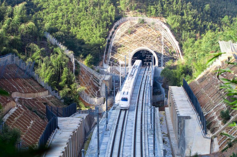 贵广站前石律洞隧道