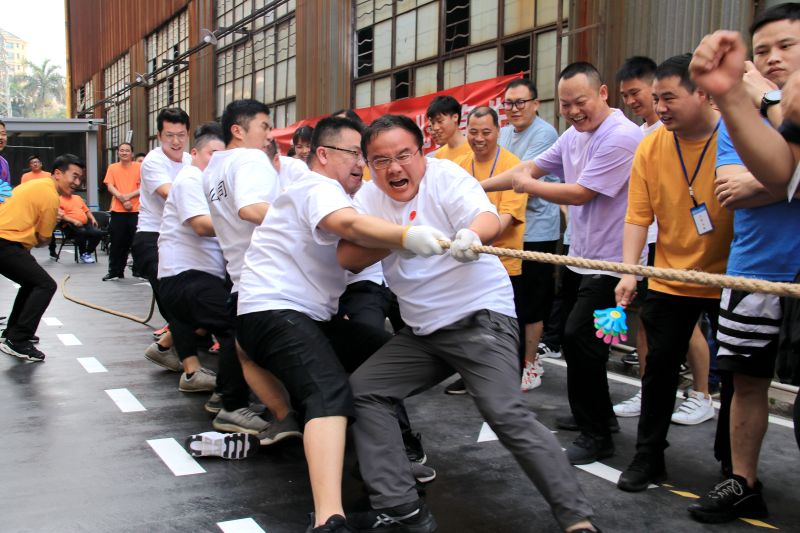 广州公司代表队拔河比赛现场 广州公司代表队拔河比赛现场