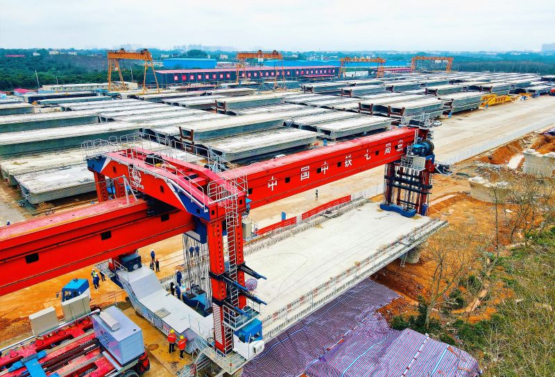 001国内首台1000吨低位过隧单主梁架桥机