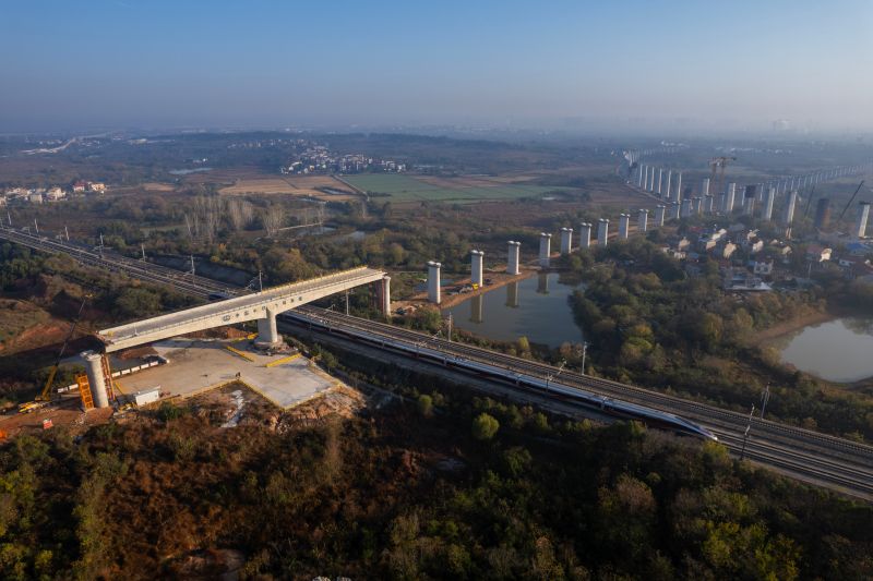 12.转体完成后，列车经过